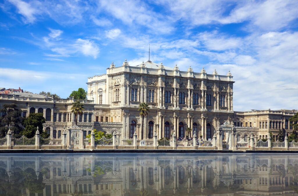 places-to-visit-in-istanbul-dolmabahce-palace-1024x676.jpg