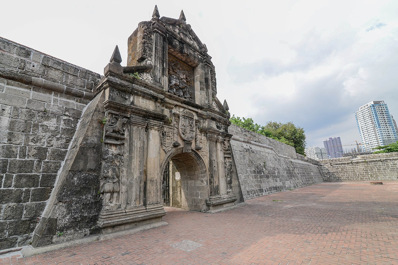 1280px-The_Gate_of_Fort_Santiago_(17107690389).jpg